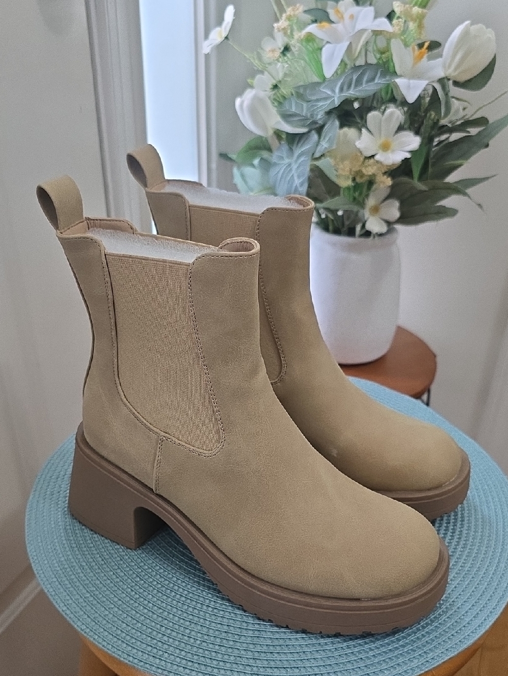 Dirty Laundry Brand Women's Tan Slip-on Platform Chelsea Boots Size 6.5